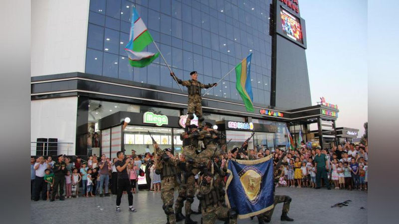 '"Mega Nukus"da harbiylar ajoyib tomosha ko`rsatishdi (Foto)'ning rasmi