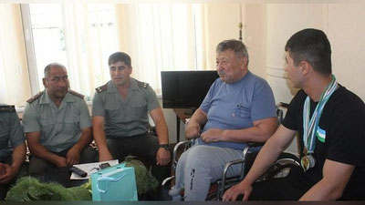 'Mudofaa vazirligi vakillari birinchi o`zbek jahon chempioni Rufat Risqievnikida bo`lishdi'ning rasmi