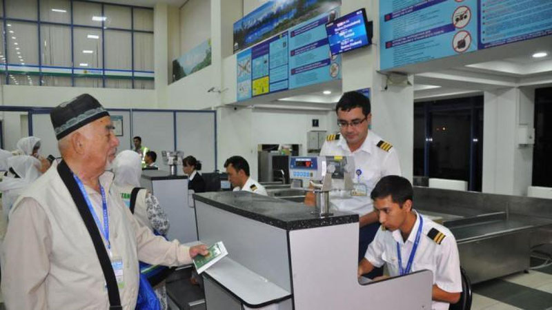 '“Umra-2017” Bahor mavsumi ziyoratchilarining so`nggi guruhi umra safariga uchib ketdilar'ning rasmi