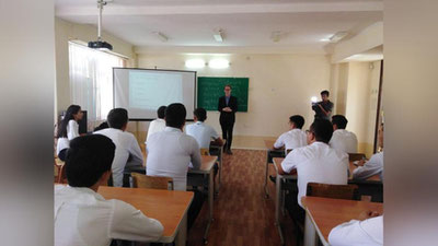 'AQShning Kolumbiya universiteti o`qituvchisi namanganlik talabalarga dars o`tmoqda'ning rasmi