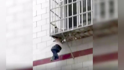 Изрображение 'МАЛЬЧИК В КИТАЕ ПРОВАЛИЛСЯ В ЩЕЛЬ НА БАЛКОНЕ И ПОВИС НА ШЕЕ (ВИДЕО)'