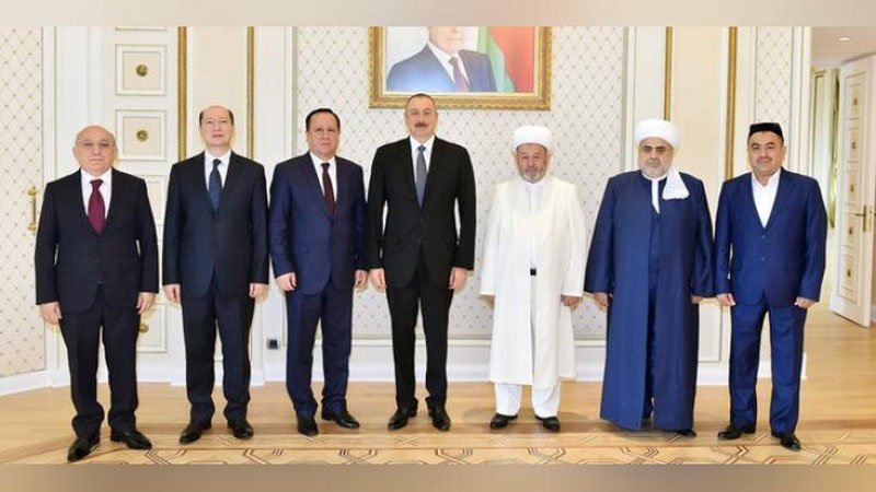 '​ОЗАРБОЙЖОН ПРЕЗИДЕНТИ ИЛҲОМ АЛИЕВ ЎЗБЕКИСТОН ДИН ИШЛАРИ БЎЙИЧА ҚЎМИТА РАИСИ БИЛАН УЧРАШДИ'ning rasmi