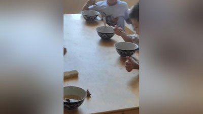 'Samarqandda oshpaz ayol bog`cha ovqatidan norozi bo`lib, tasvirga olayotgan onalarga tashlandi (video)'ning rasmi