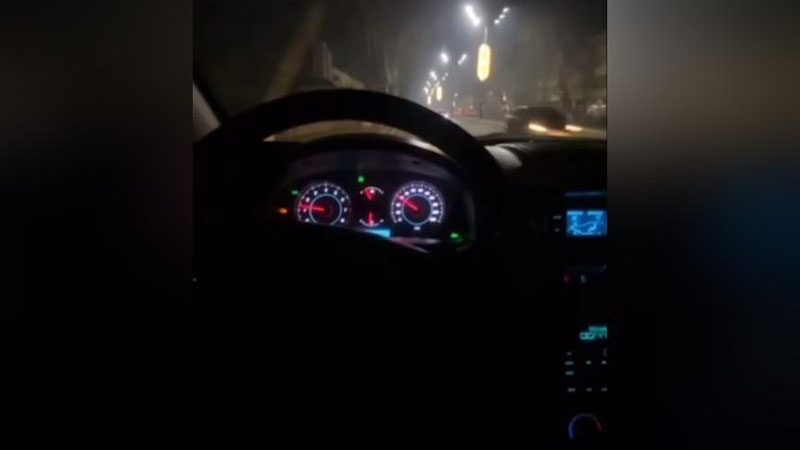 'Farg`onada Captiva haydovchisi qarama-qarshi yo`nalishda harakatlanib o`zini videoga oldi (video)'ning rasmi