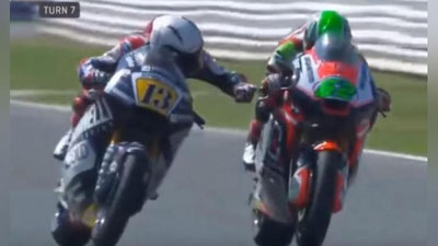 'Motopoygachi raqibining motosikli tormoz dastagini atay bosdi (Video)'ning rasmi