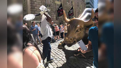 'Nyu-Yorkdagi mashhur buqaning shoxi sindirildi (video)'ning rasmi