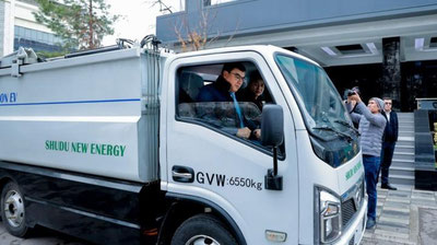 'O`zbekistonga ilk bor chiqindi tashiydigan elektromobil olib kelindi (foto)'ning rasmi