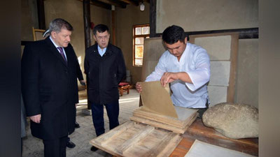 'Gay Rayder qadimiy Samarqand qog`ozi ishlab chiqarilishini kuzatdi'ning rasmi