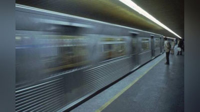 'Braziliyada yo`lovchi erkak metroda poezd kutayotgan ayolni relsga itarib yubordi'ning rasmi