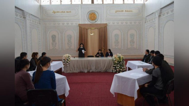 'Gulistonda endi bo`lajak kelin-kuyovlar 16 soatlik maxsus kurslarda o`qiydi'ning rasmi