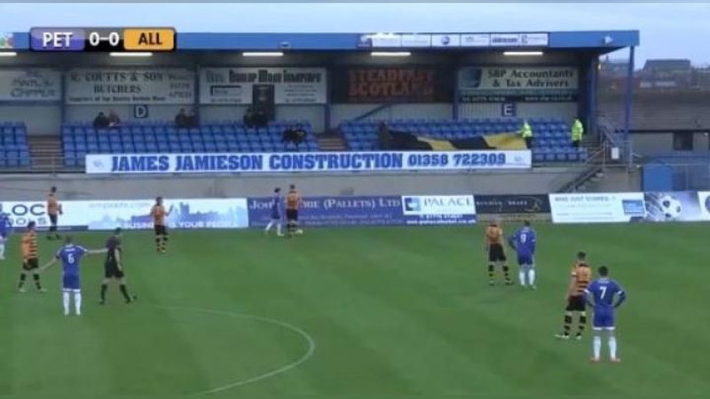 Изрображение 'КУРЬЕЗ НА ФУТБОЛЬНОМ ПОЛЕ: ВРАТАРЬ ЗАПУСТИЛ МЯЧ В ЧАЙКУ (ВИДЕО)'