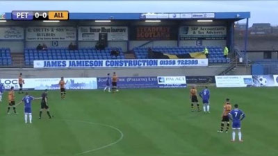 Изрображение 'КУРЬЕЗ НА ФУТБОЛЬНОМ ПОЛЕ: ВРАТАРЬ ЗАПУСТИЛ МЯЧ В ЧАЙКУ (ВИДЕО)'