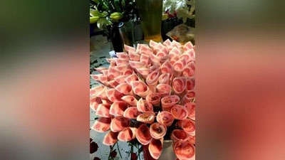 '​Xitoylik yigit sevgilisiga puldan yasalgan guldasta sovg`a qildi(Foto) 'ning rasmi