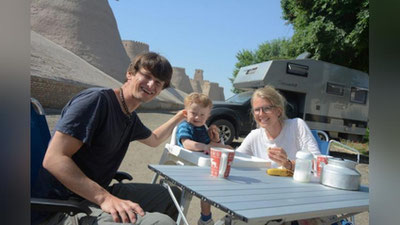 'Mashhur fokuschi Germaniyadan mashinada 11342 kilometr yo`l bosib 66 kunda Xivaga etib keldi'ning rasmi