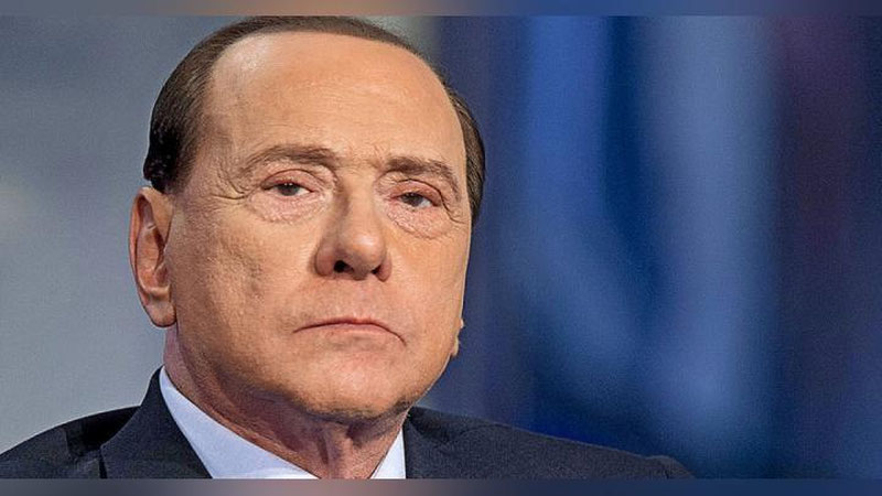 'Italiyaning sobiq Bosh Vaziri Berluskoni koronavirusga chalindi'ning rasmi