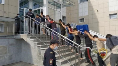 '"85 нафар ўзбекистонлик ҳибсга олинган". Москвадаги меҳнат мигрантлари ўртасидаги жанжал юзасидан расмий маълумот берилди'ning rasmi