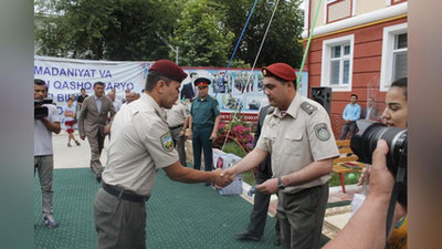 'Qarshida Milliy gvardiya harbiy xizmatchilariga yangi uy kalitlari topshirildi'ning rasmi