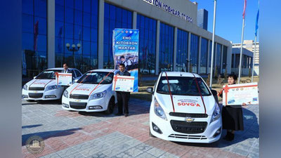 'Buxoroda kitobxonlik tanlovi g`oliblariga avtomobillar topshirildi'ning rasmi