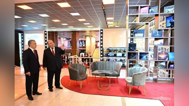Изрображение 'Президент Узбекистана посетил столичный Дворец кино (фото)'