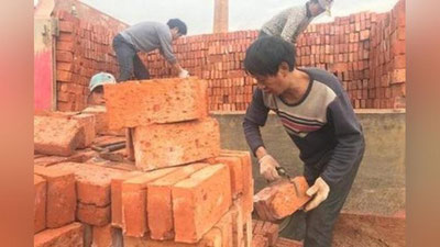 'Хитойлик тадбиркор ишчиларнинг маошини ғишт билан тўлади'ning rasmi