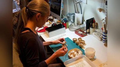 '​Eski kitoblardan yasalgan sehrli ijod namunalari (Foto)'ning rasmi