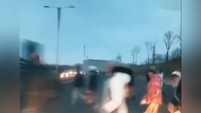 '​Haydovchi ayol piyodalar yo`lakchasidan o`tayotgan odamlarni bosib ketdi (Video)'ning rasmi