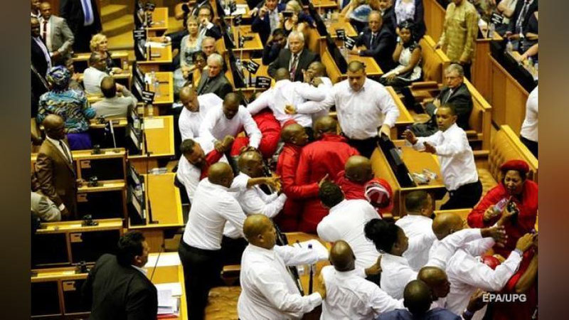 'Janubiy Afrika respublikasi parlamentida mushtlashuv bo`ldi (Video)'ning rasmi