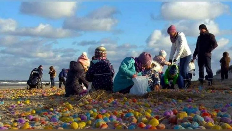 Изрображение 'НА ПЛЯЖ В ГЕРМАНИИ ВЫНЕСЛО ТЫСЯЧИ «КИНДЕР-СЮРПРИЗОВ» (ВИДЕО)'