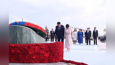 'Mo`g`uliston Prezidenti Mustaqillik monumenti poyiga gul qo`ydi'ning rasmi