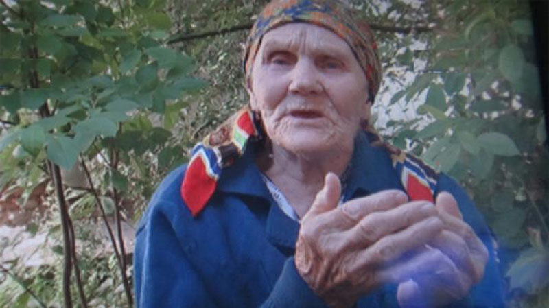 'Шомаҳмудовлар оиласининг катта қизи Президентни дуо қилмоқда 'ning rasmi