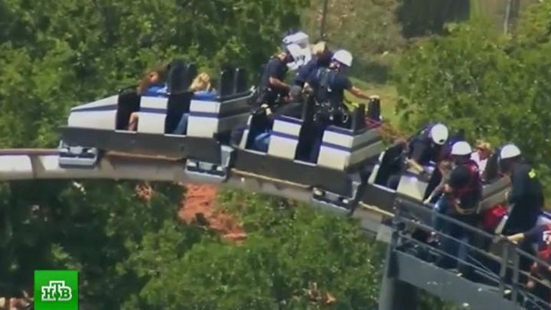 'Qutqaruvchilar 30 metrlik attraksion tepasida qolib ketgan odamlarni qutqardi'ning rasmi