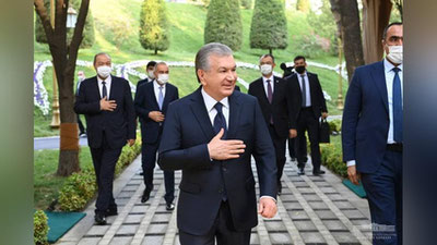 Изрображение 'Шавкат Мирзиёев посетил аллею "Шахидлар хотираси" (фото)'