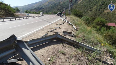 Изрображение 'На перевале "Камчик" грузовик с цементом упал в овраг: двое погибли (фото)'