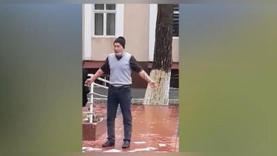 'Farg`onalik fuqaro Xalq qabulxonasi oldida qo`l tomirlarini “lezviya” bilan tildi'ning rasmi