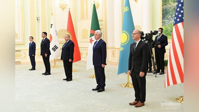 Изрображение 'Президент Узбекистана принял верительные грамоты у послов пяти стран (фото)'