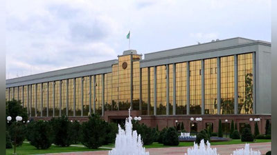 'Samarqanddagi bozorda sodir bo`lgan yong`inda jabrlanuvchi deb topilmagan ayollar Vazirlar Mahkamasi oldida namoyish qilishdi'ning rasmi