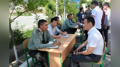 'Nukusdagi sayyor qabulda harbiy sohaga oid muammolari hal etildi'ning rasmi