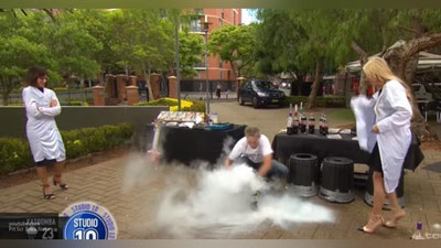 Изрображение ' ВИДЕО: ЭКСПЕРИМЕНТ С ЖИДКИМ АЗОТОМ ЕДВА НЕ УБИЛ ВЕДУЩУЮ В ПРЯМОМ ЭФИРЕ'