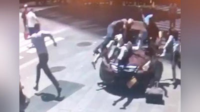 '​Nyu-Yorkda odamlarni bosib ketgan avtomashinani kuzatuv kamerasi suratga oldi (Video)'ning rasmi