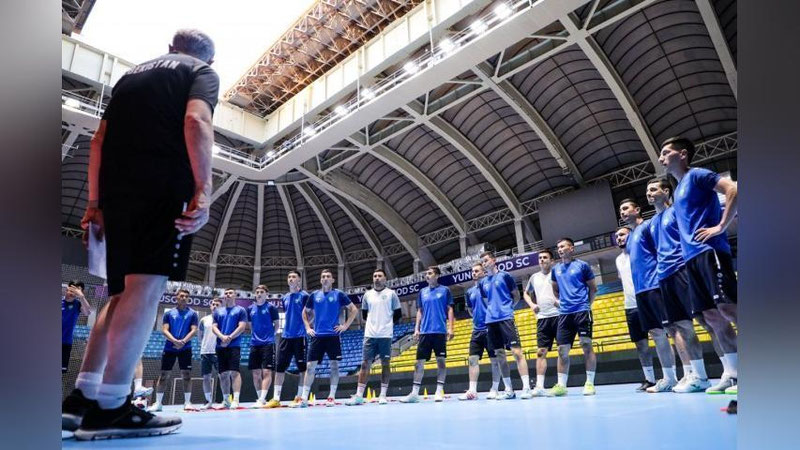 'O`zbekiston futzal milliy jamoasi Jahon chempionatiga tayyorgarlik ko`ro`rmoqda (video)'ning rasmi