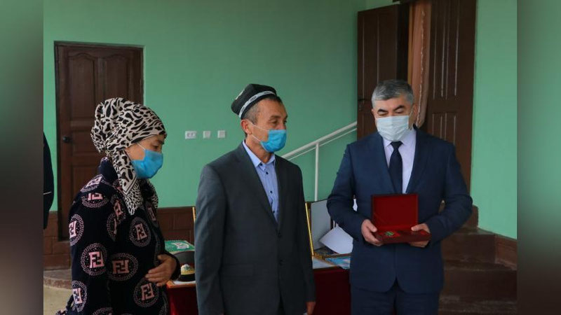 '"Sardoba" toshqinida halok bo`lgan serjant Husniddin Suyarov “Jasorat” medali bilan taqdirlandi'ning rasmi