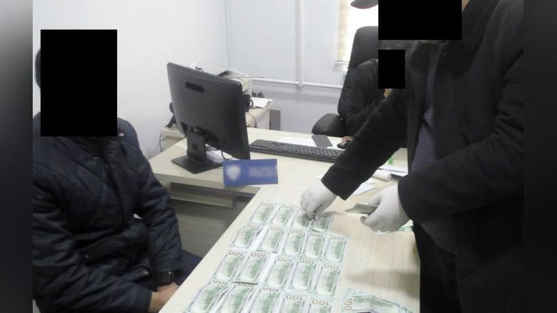 'Самарқандда яна бир мансабдор шахс пора билан қўлга тушди'ning rasmi