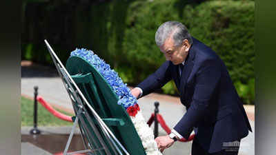 'Shavkat Mirziyoev Bokuda Haydar Aliev xotirasiga hurmat ko`rsatdi'ning rasmi