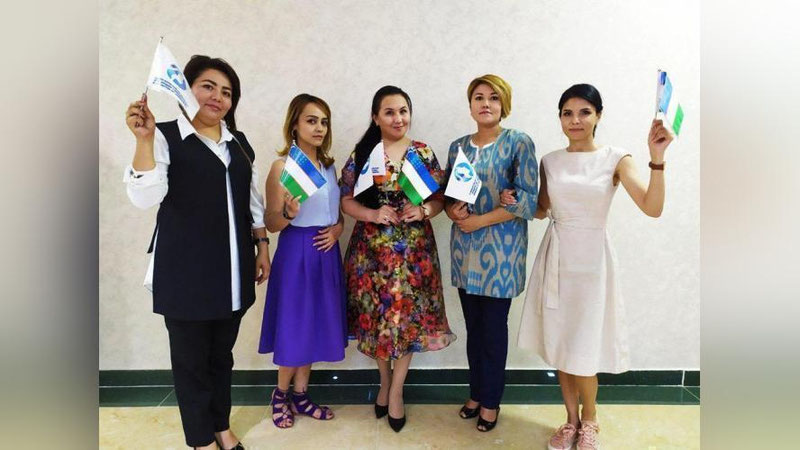 '​Xotin-qizlar qo`mitasi bir guruh ayollarni AQShga yubormoqda'ning rasmi