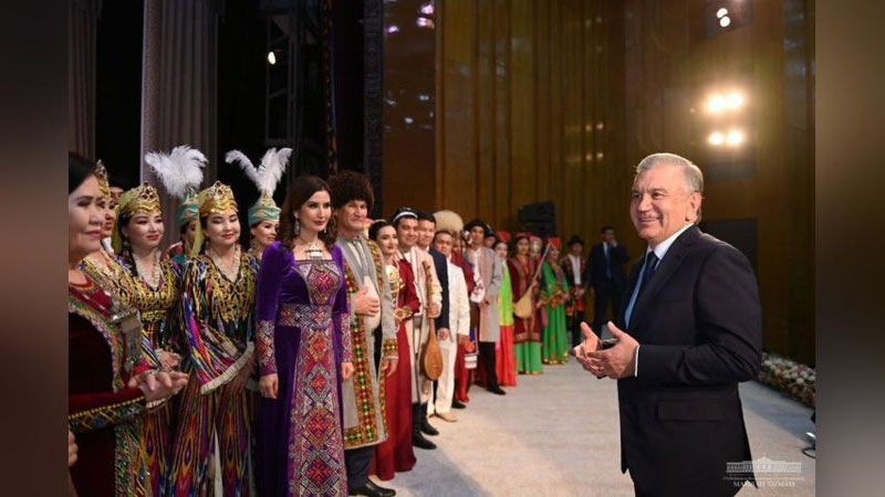 Изрображение 'Президент посмотрел концерт в Каракалпакском музыкальном театре имени Бердаха (фото)'