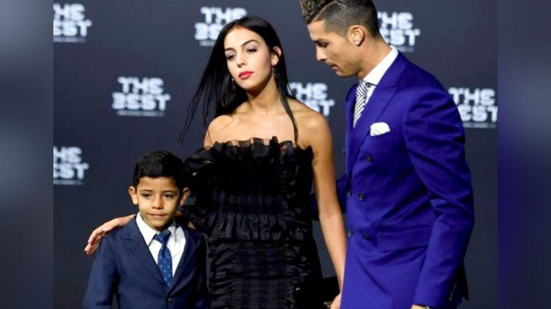 '​OAV: Ronalduning onasi uni uylanishga ko`ndirdi'ning rasmi