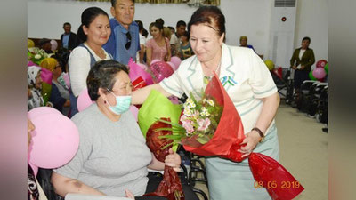 '214 nafar og`ir turmushda yashayotgan, nogironligi bo`lgan xotin-qizlarga reabilitasiya vositalarini topshirildi'ning rasmi