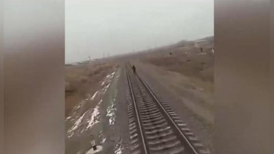 'Nukusda yo`lovchi poezdi o`smirni bosib ketgani aks etgan video tarqaldi (video+18)'ning rasmi