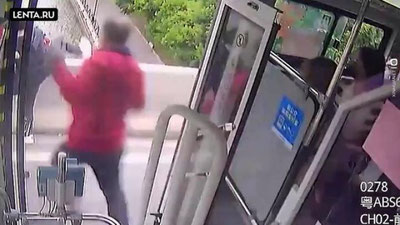 Изрображение 'В Китае водитель автобуса спас женщину с ребенком от попытки суицида (видео)'