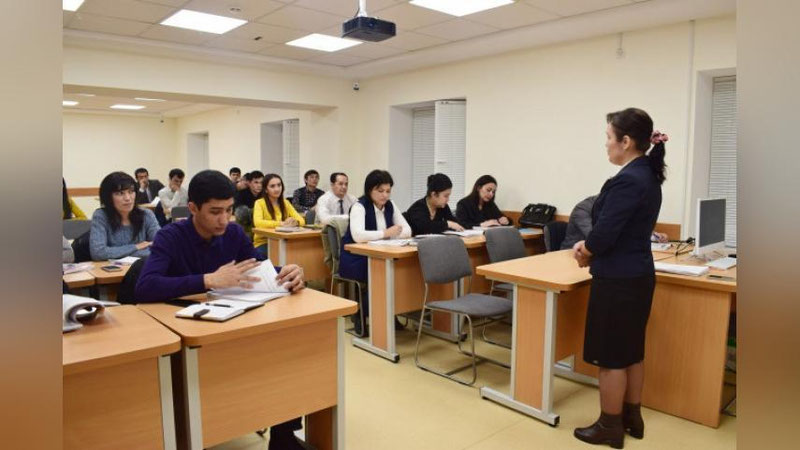 'Davlat tashkiloti xodimlari uchun lotin yozuviga asoslangan o`zbek alifbosini o`rgatuvchi o`quv kurslari ochildi'ning rasmi